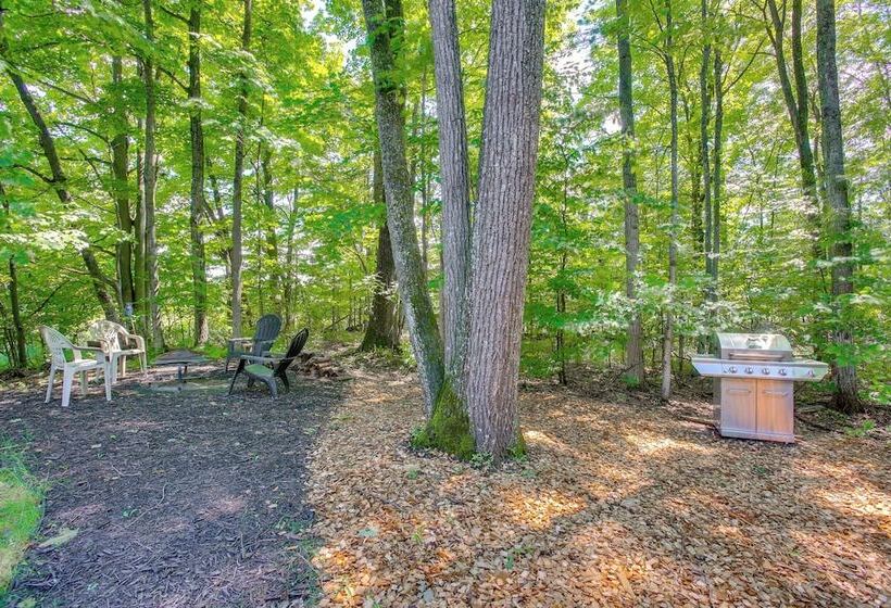 Manor Green: Cedar Home W/ Fire Pit, 3 Mi To Lake!