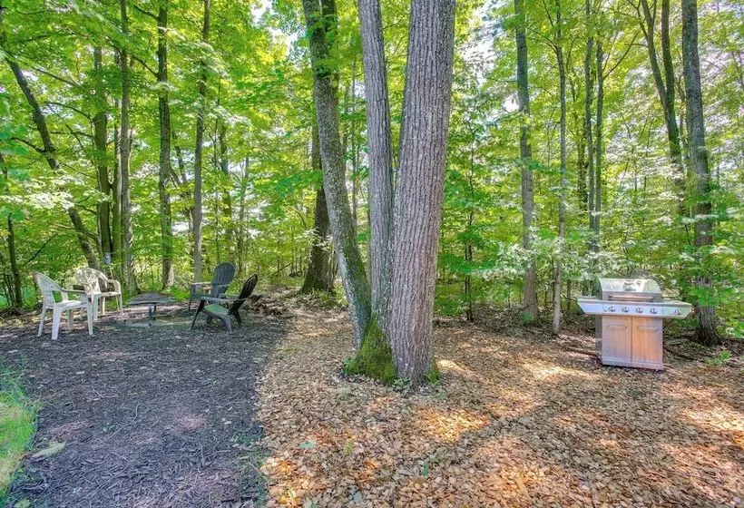 Manor Green: Cedar Home W/ Fire Pit, 3 Mi To Lake!