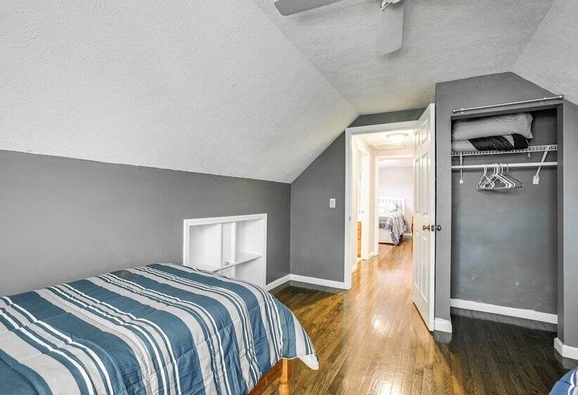 Manor Green: Cedar Home W/ Fire Pit, 3 Mi To Lake!