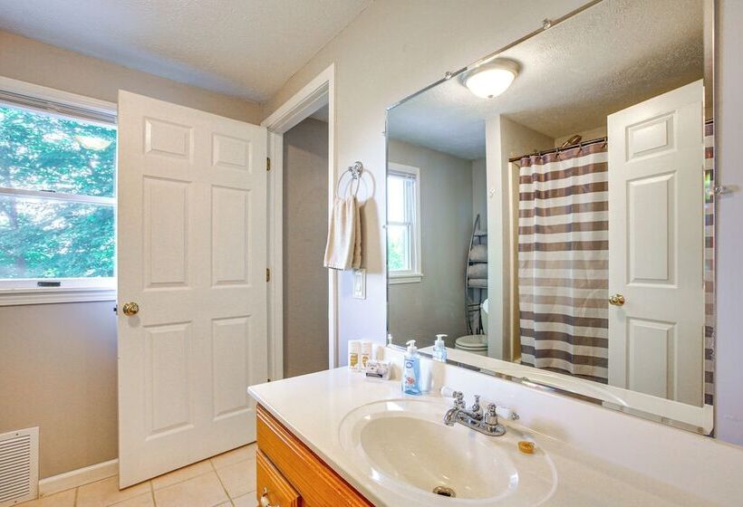 Manor Green: Cedar Home W/ Fire Pit, 3 Mi To Lake!