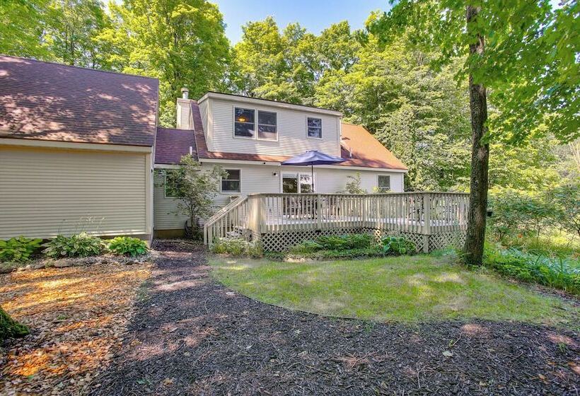 Manor Green: Cedar Home W/ Fire Pit, 3 Mi To Lake!