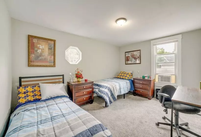 Morgantown Home: 1 Mi To West Virginia University!