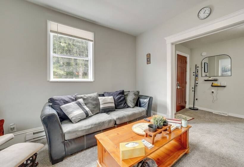 Morgantown Home: 1 Mi To West Virginia University!