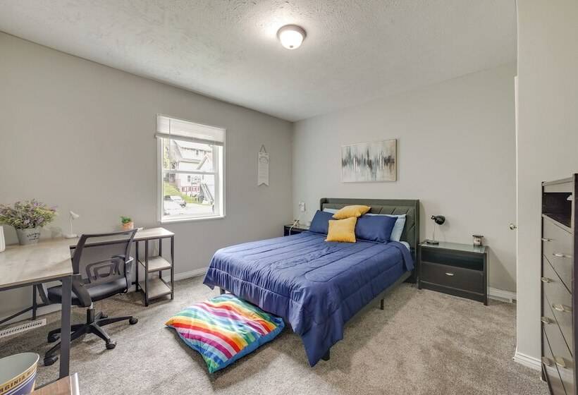 Morgantown Home: 1 Mi To West Virginia University!