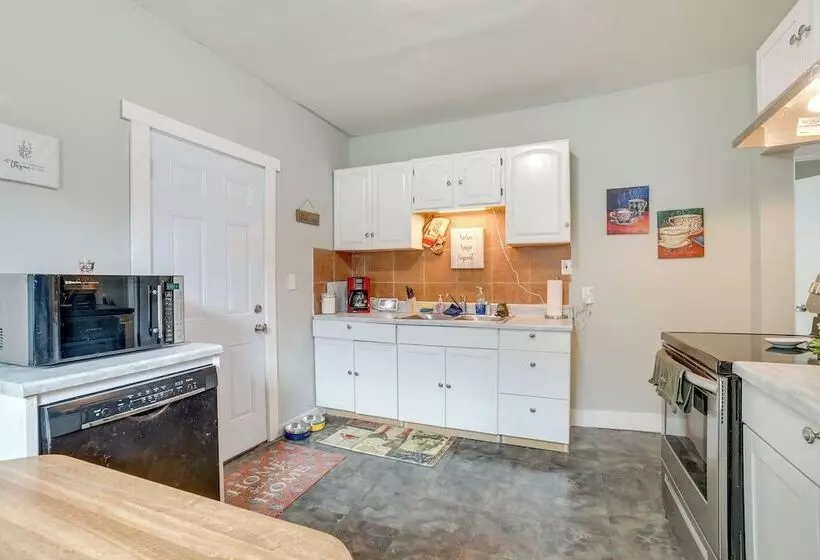 Morgantown Home: 1 Mi To West Virginia University!