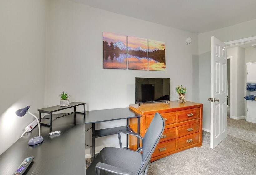 Morgantown Home: 1 Mi To West Virginia University!