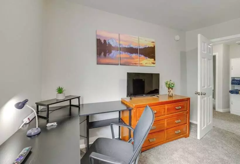 Morgantown Home: 1 Mi To West Virginia University!