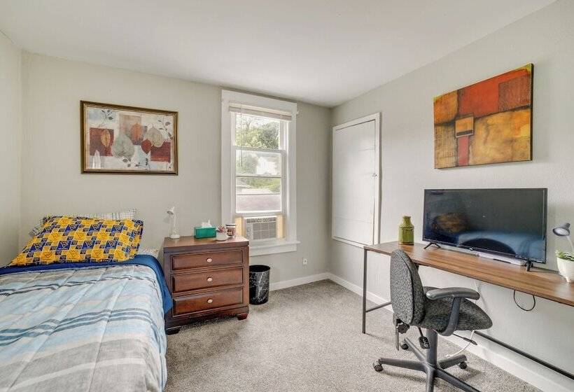 Morgantown Home: 1 Mi To West Virginia University!