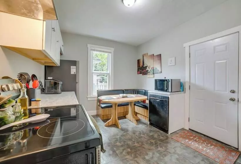 Morgantown Home: 1 Mi To West Virginia University!