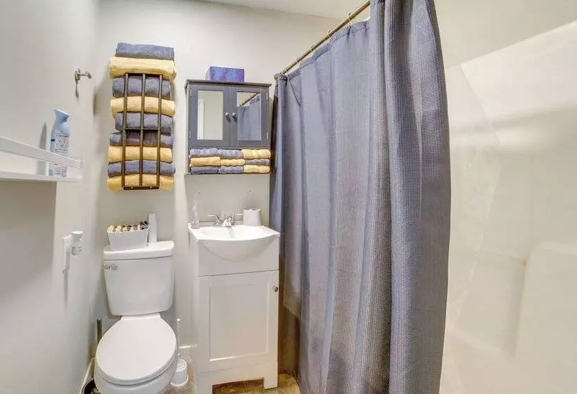 Morgantown Home: 1 Mi To West Virginia University!