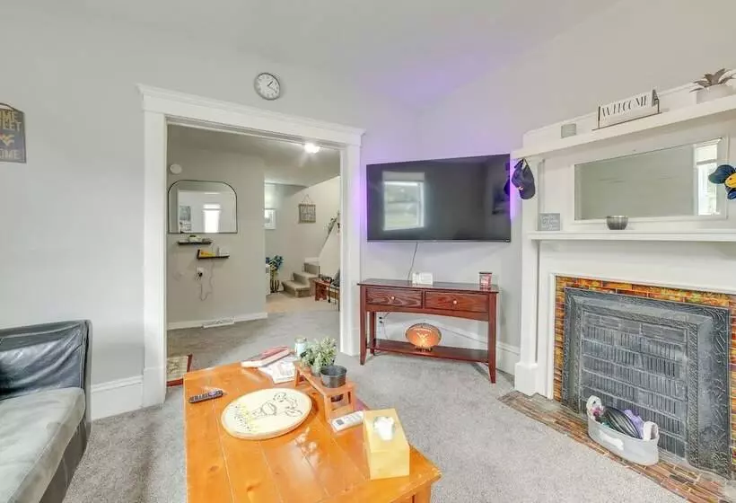 Morgantown Home: 1 Mi To West Virginia University!