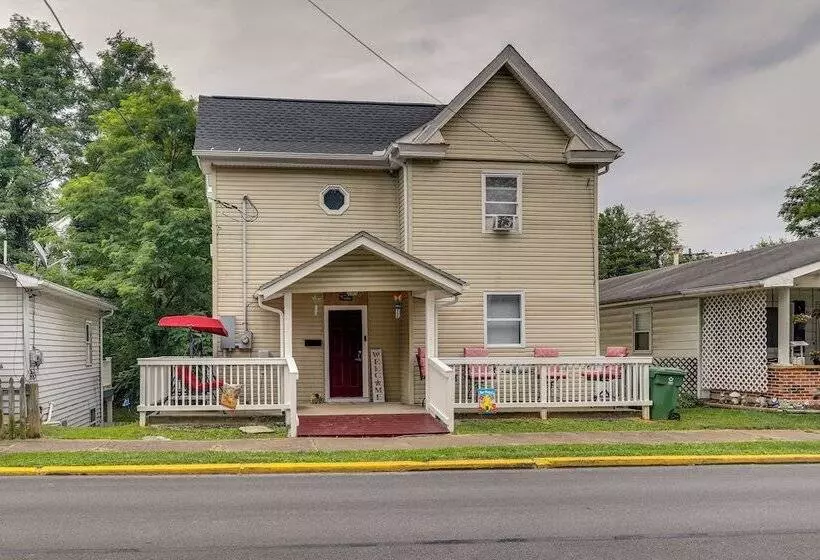 Morgantown Home: 1 Mi To West Virginia University!