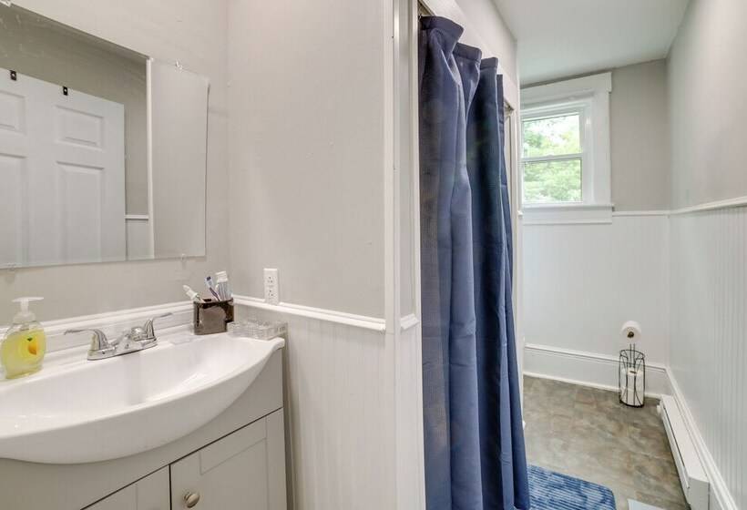 Morgantown Home: 1 Mi To West Virginia University!