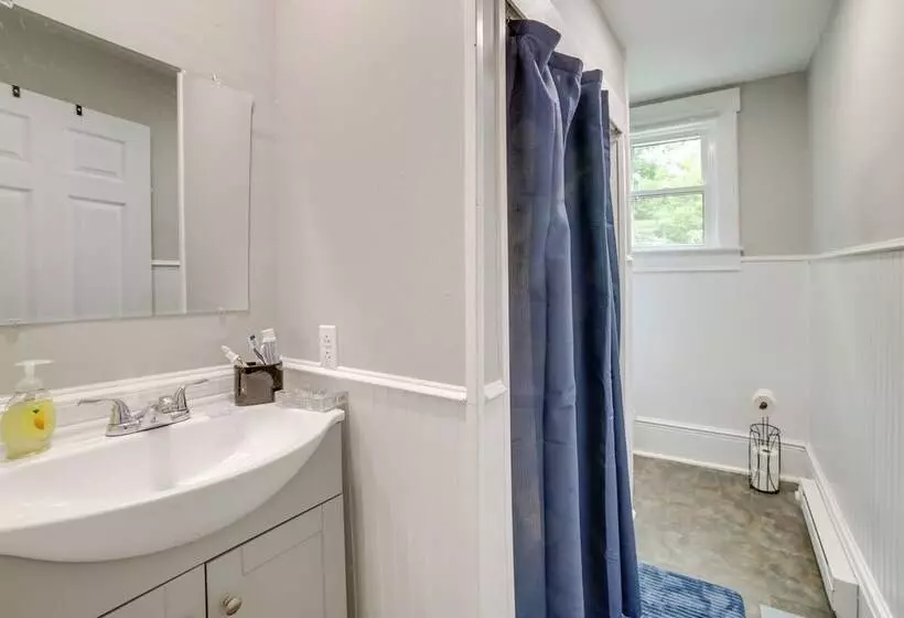 Morgantown Home: 1 Mi To West Virginia University!