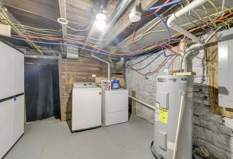 Morgantown Home: 1 Mi To West Virginia University!