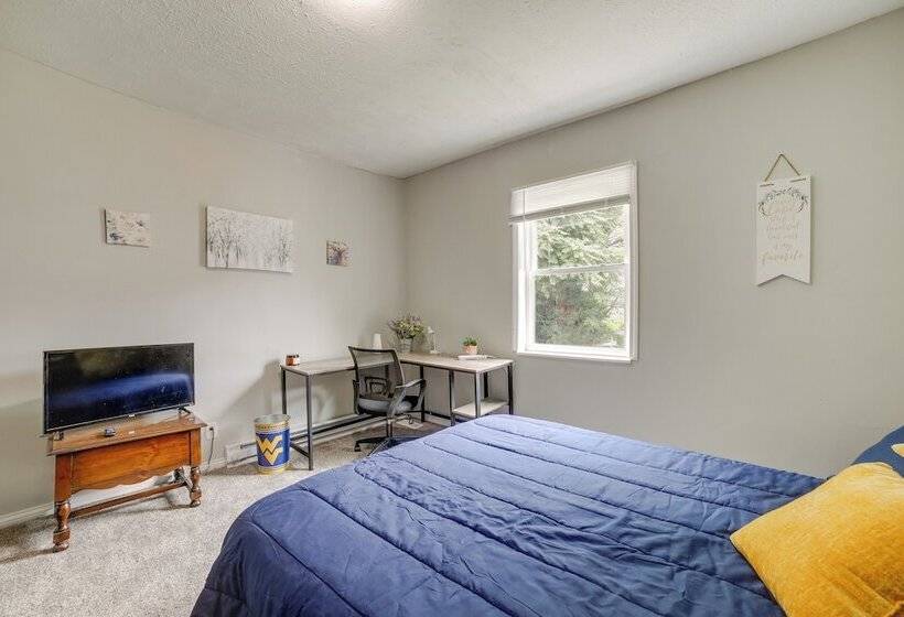 Morgantown Home: 1 Mi To West Virginia University!