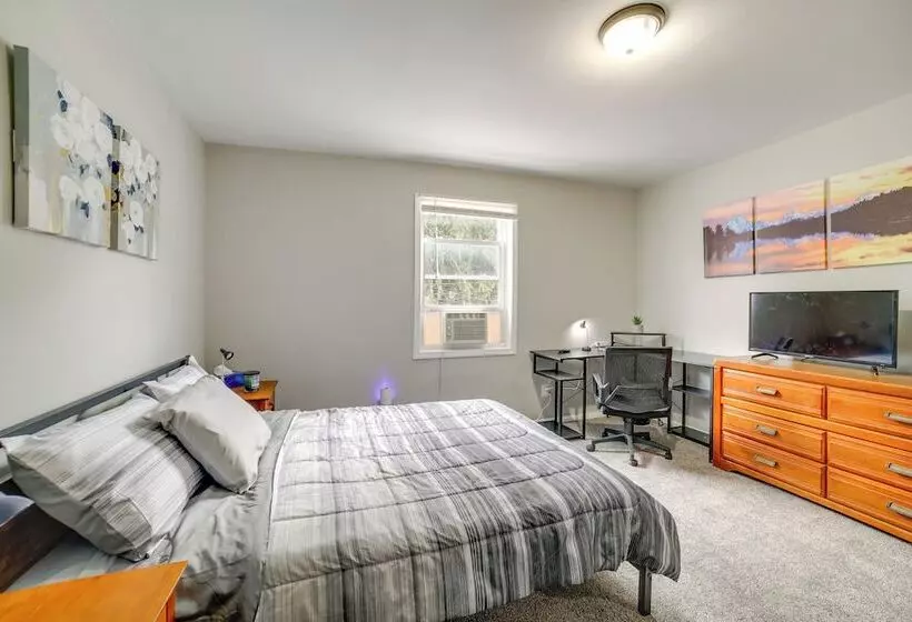 Morgantown Home: 1 Mi To West Virginia University!