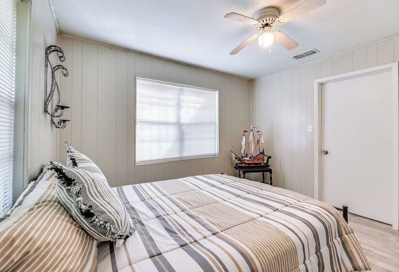 Single Story Brownsville Home ~ 2 Mi To Airport!