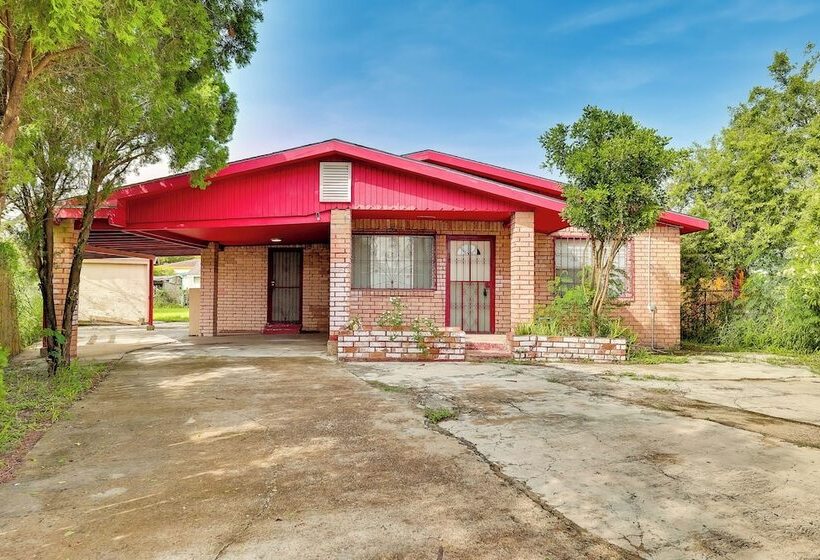 Single Story Brownsville Home ~ 2 Mi To Airport!