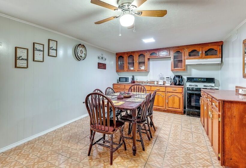 Single Story Brownsville Home ~ 2 Mi To Airport!