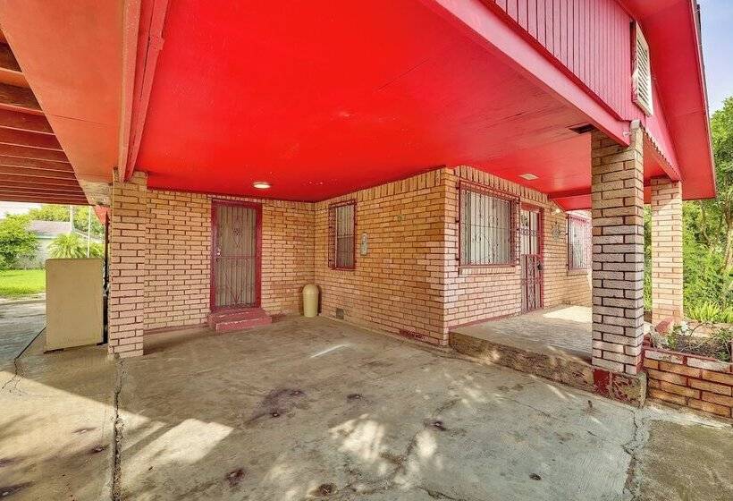 Single Story Brownsville Home ~ 2 Mi To Airport!