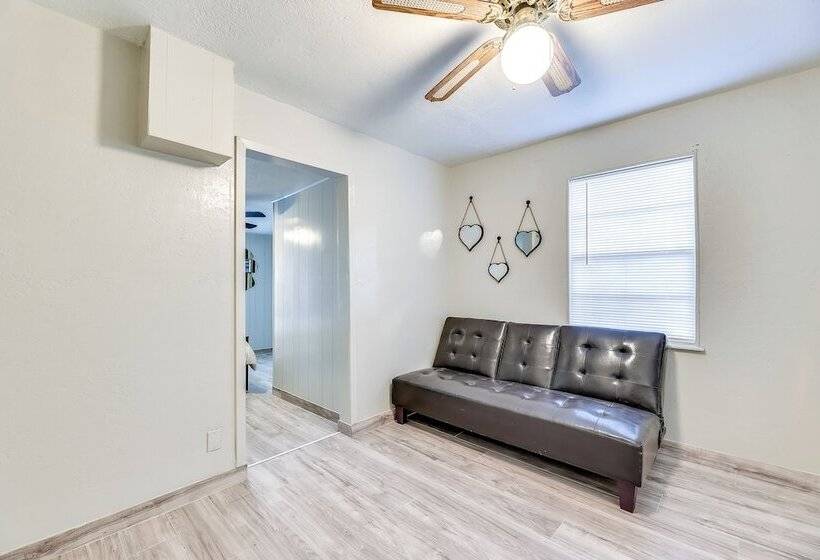 Single Story Brownsville Home ~ 2 Mi To Airport!