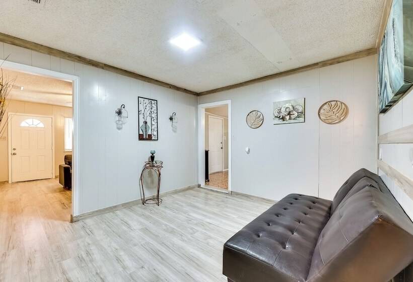 Single Story Brownsville Home ~ 2 Mi To Airport!