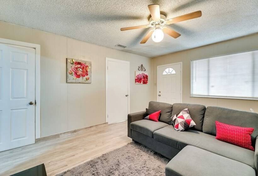 Single Story Brownsville Home ~ 2 Mi To Airport!