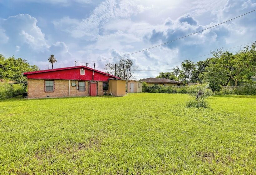 Single Story Brownsville Home ~ 2 Mi To Airport!