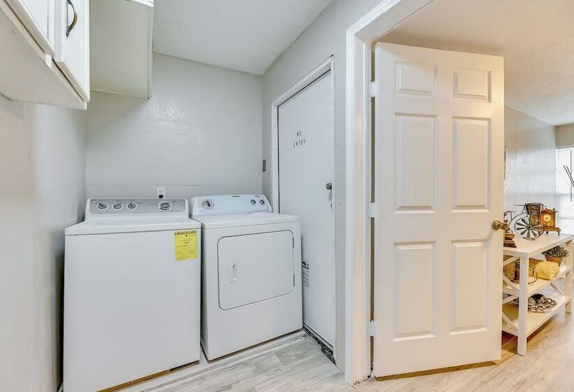 Single Story Brownsville Home ~ 2 Mi To Airport!