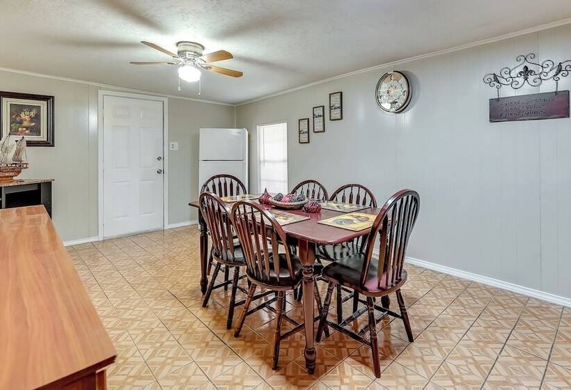 Single Story Brownsville Home ~ 2 Mi To Airport!