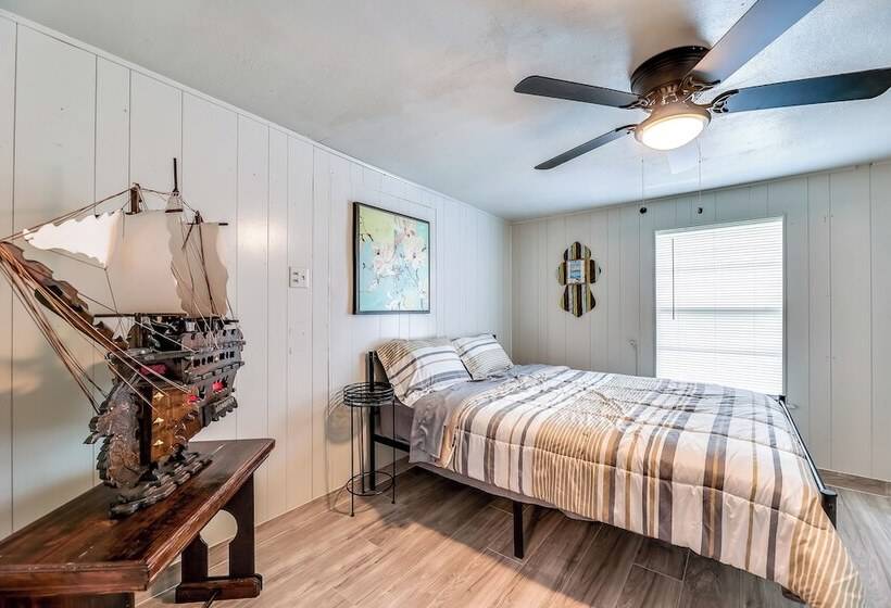 Single Story Brownsville Home ~ 2 Mi To Airport!