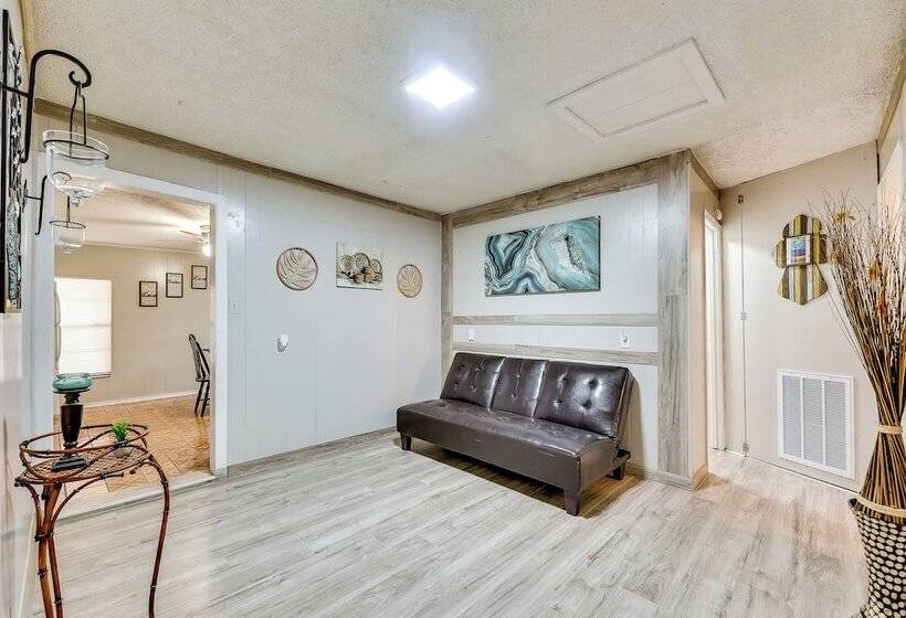 Single Story Brownsville Home ~ 2 Mi To Airport!