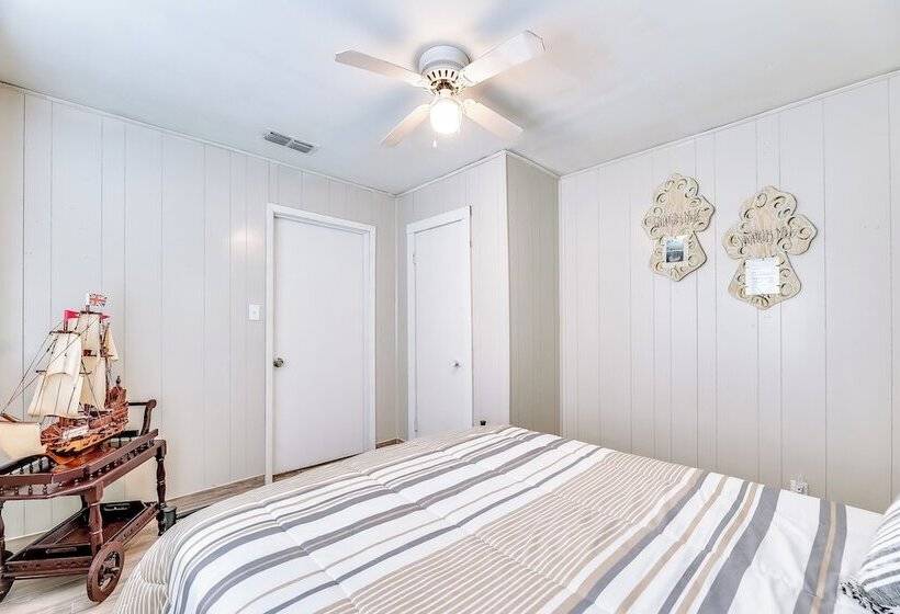 Single Story Brownsville Home ~ 2 Mi To Airport!