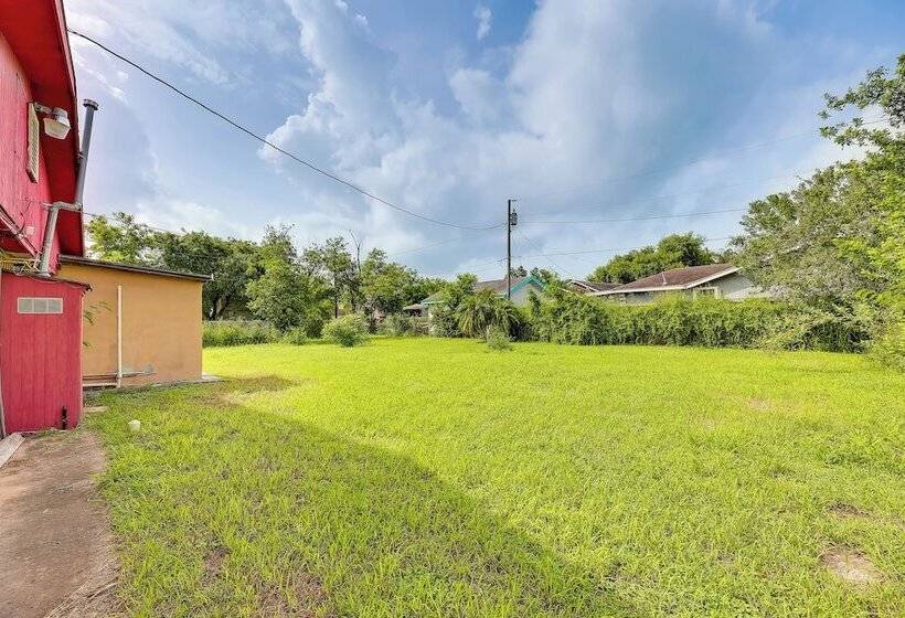 Single Story Brownsville Home ~ 2 Mi To Airport!