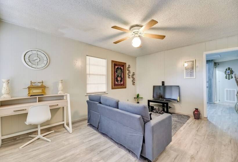 Single Story Brownsville Home ~ 2 Mi To Airport!