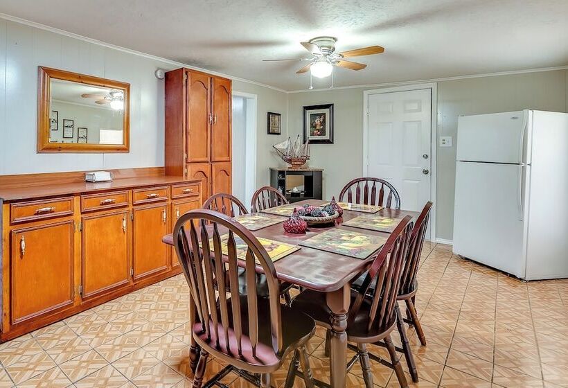 Single Story Brownsville Home ~ 2 Mi To Airport!