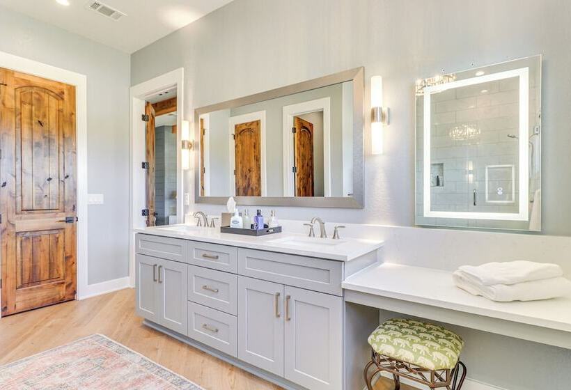 Spacious & Elegant Goldthwaite Escape On 72 Acres!