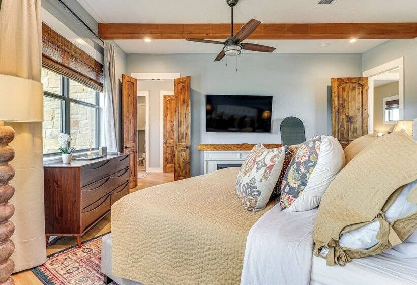 Spacious & Elegant Goldthwaite Escape On 72 Acres!