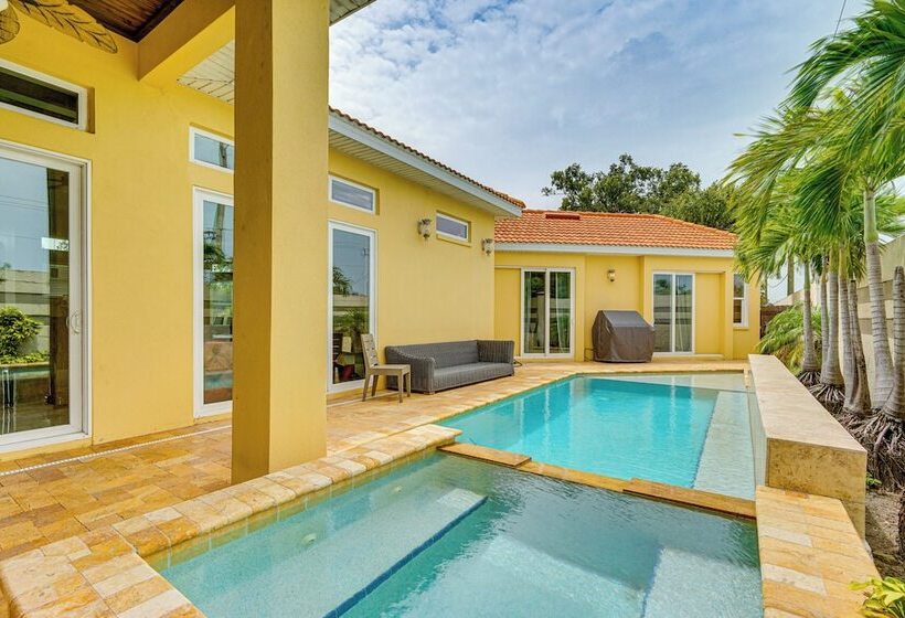 Sunny Sarasota Oasis: Swim, Golf, Shop & More!