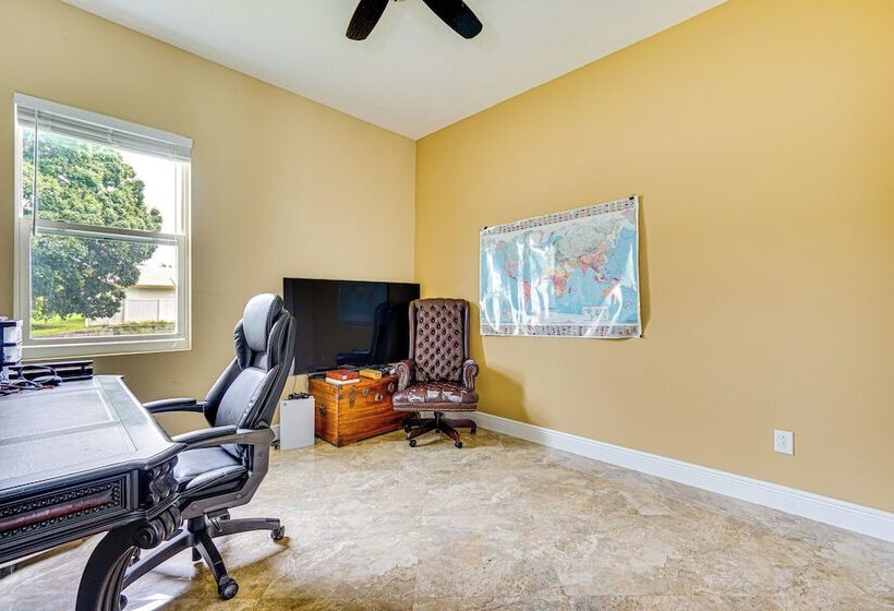 Sunny Sarasota Oasis: Swim, Golf, Shop & More!