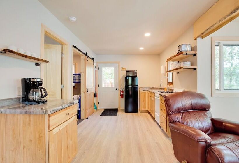 Bearskin Lake Cabin: Fish, Boat & Relax!