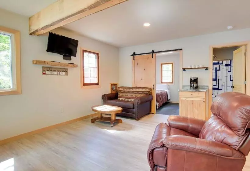 Bearskin Lake Cabin: Fish, Boat & Relax!