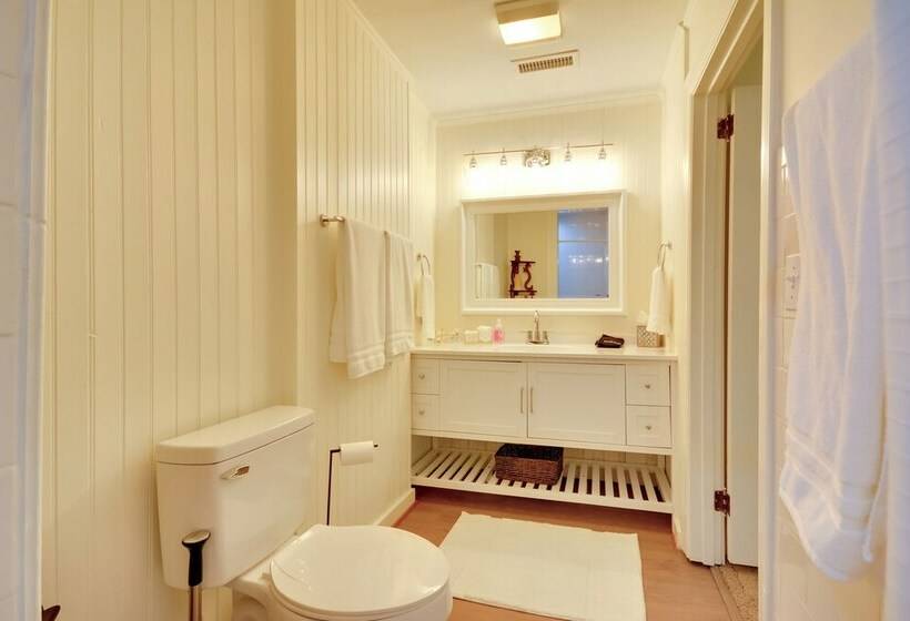 Charming Cottage   Near Wake Forest!