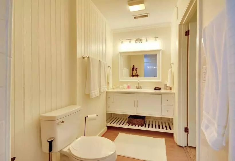 Charming Cottage   Near Wake Forest!