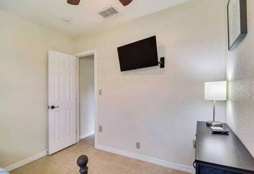 Charming Seminole Home W/ Patio: 6 Mi To Beaches!