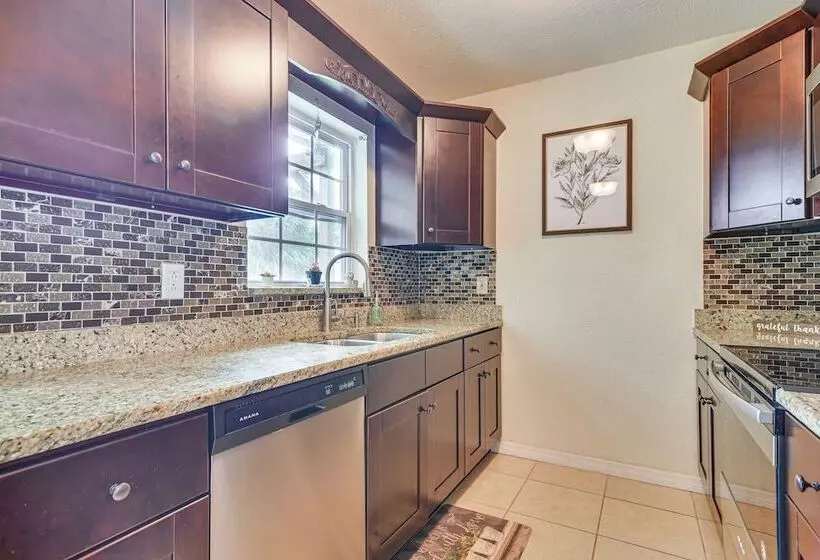 Charming Seminole Home W/ Patio: 6 Mi To Beaches!