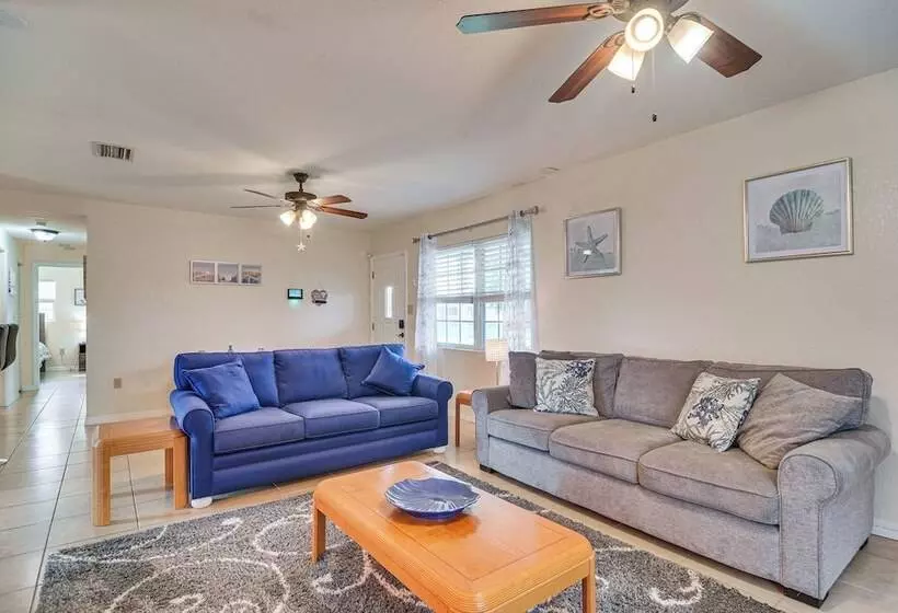 Charming Seminole Home W/ Patio: 6 Mi To Beaches!