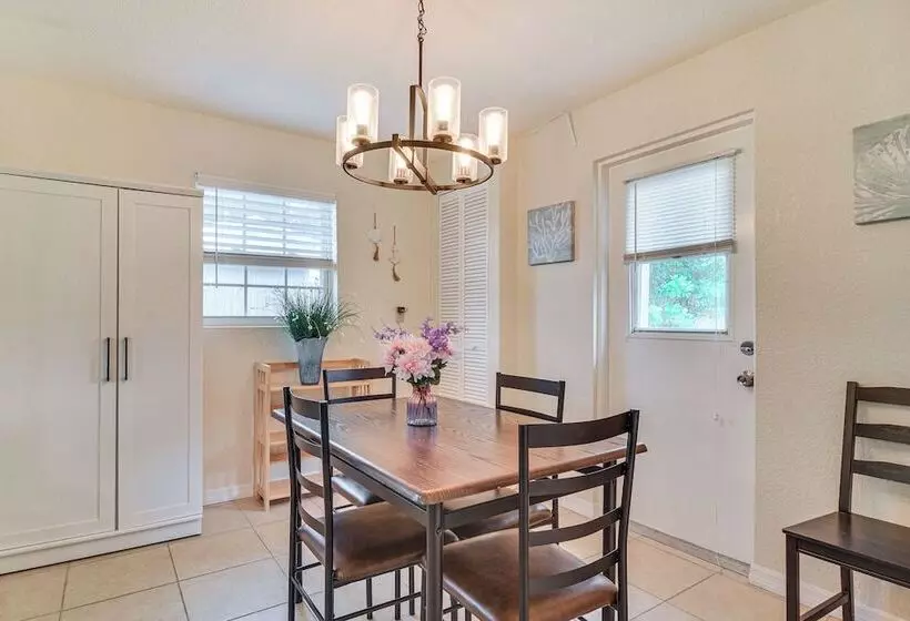 Charming Seminole Home W/ Patio: 6 Mi To Beaches!