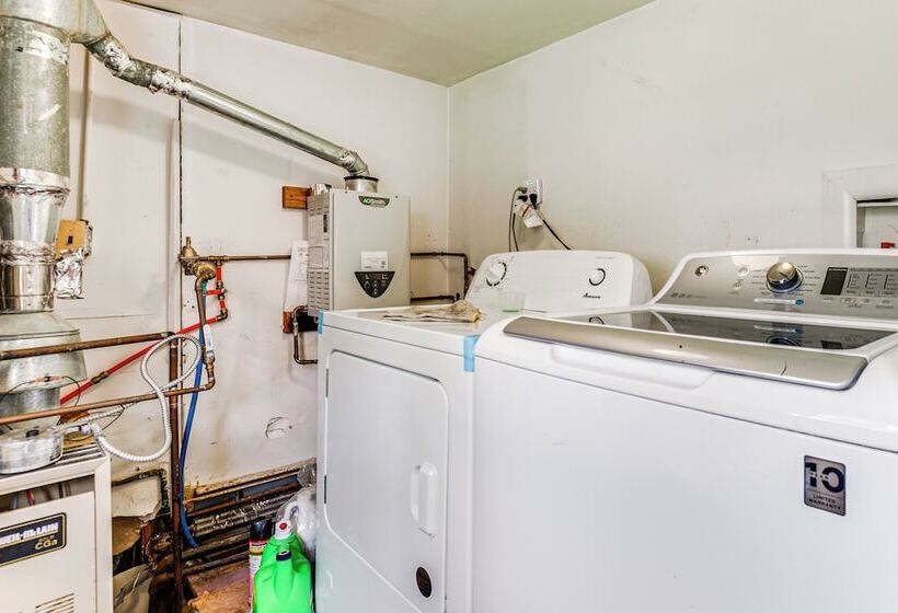 Cozy Keansburg Cottage: Walk To Beach & Boardwalk!